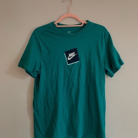 *BUNDLE* Lot Of 3 NIKE Womens Shirts + Shorts, Size M - Picture 7 of 7